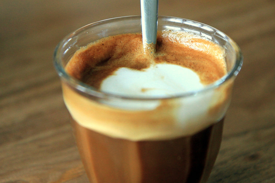 Een cortado: espresso met gelijke delen warme melk in een klein glas