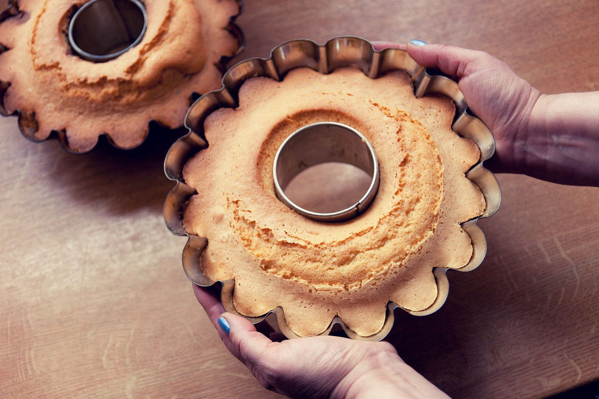 Koffiecake in een getande tulbandvorm, net uit de oven