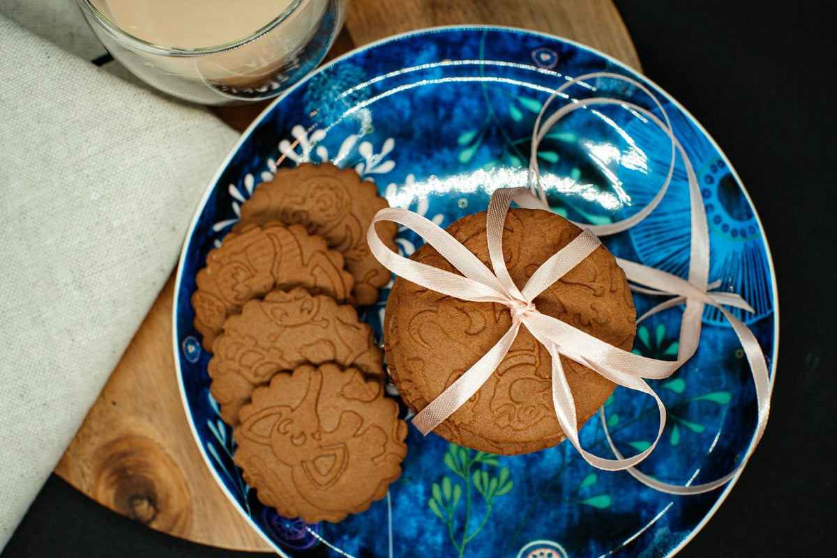 Zelfgebakken speculaaskoekjes met kruidenpatroon op een bord