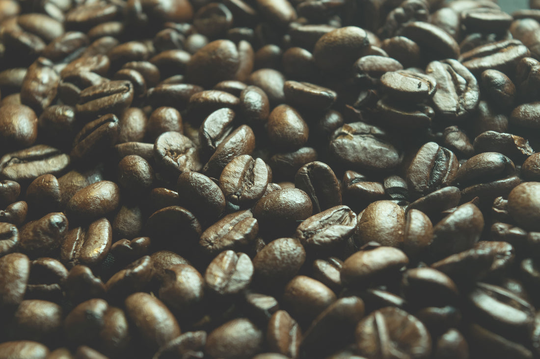 Close-up van vers gebrande espressobonen
