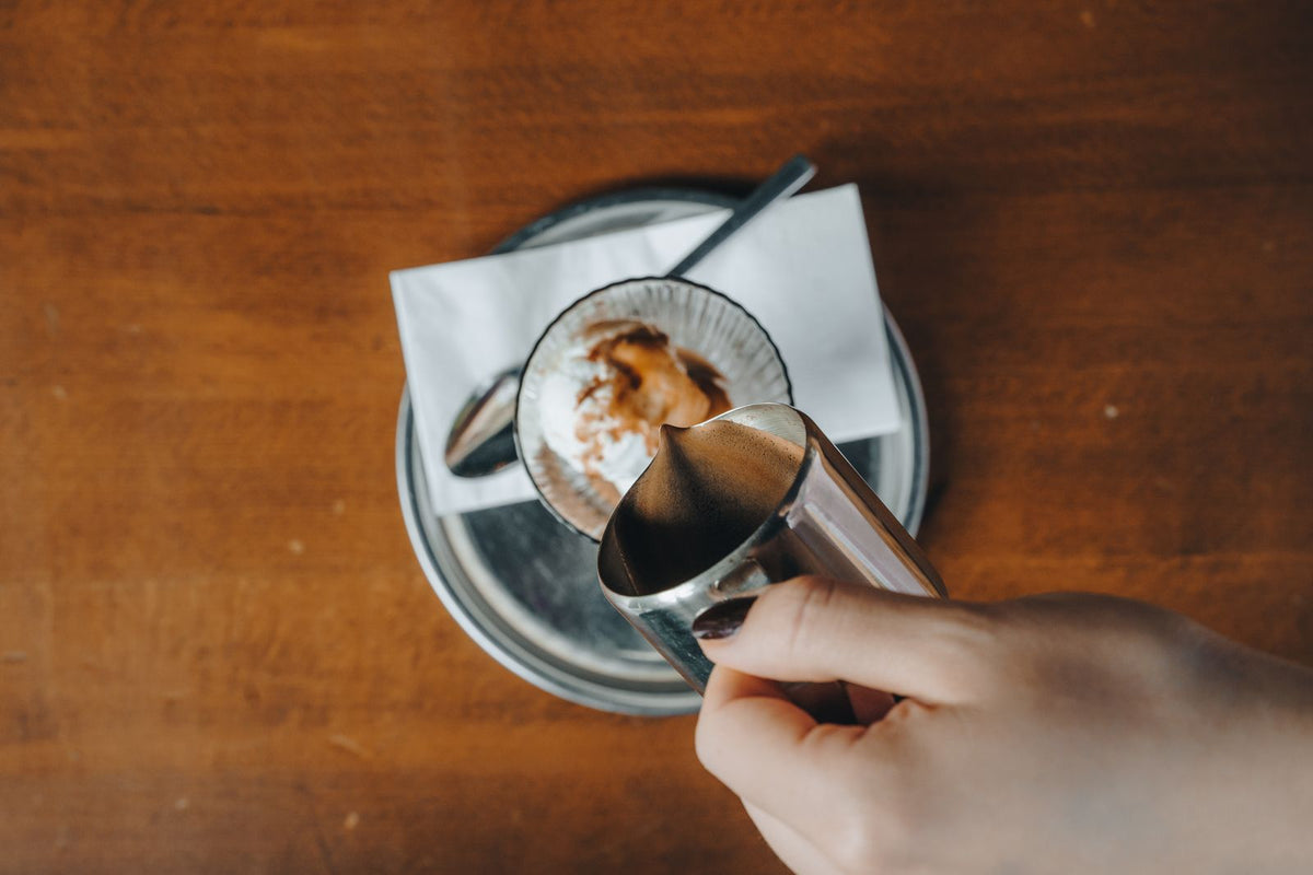 Espresso wordt over een bol vanille-ijs gegoten voor een affogato