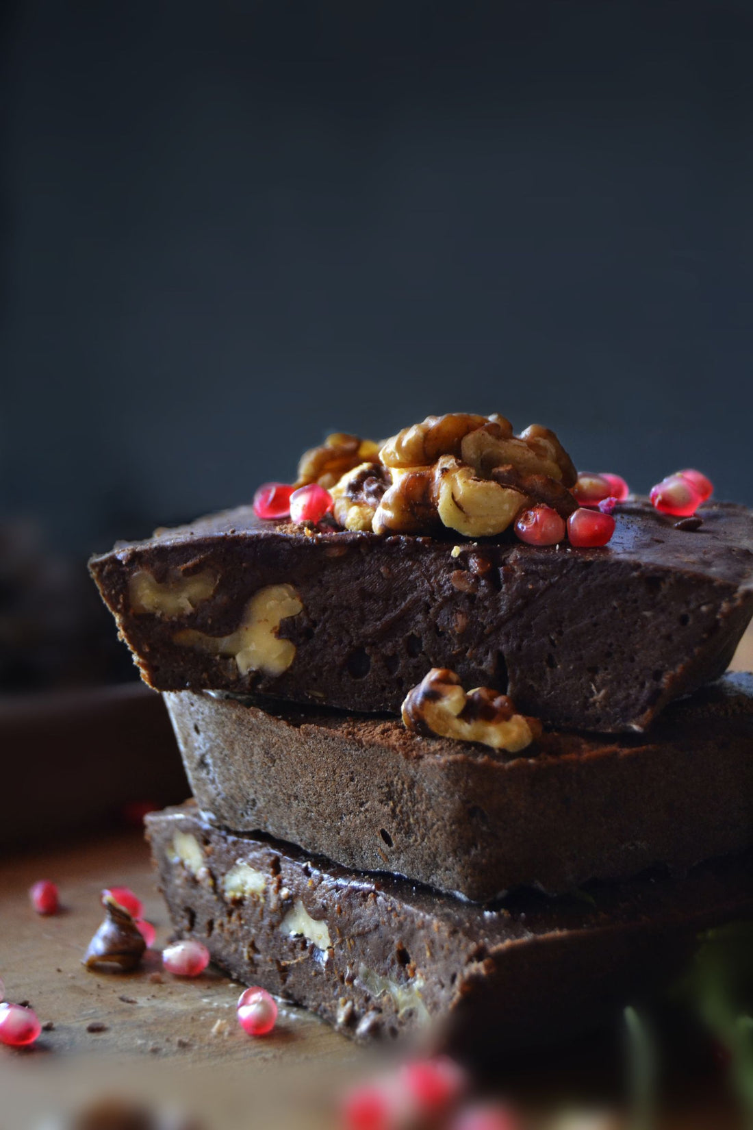 Gestapelde chocolade karamelbrownies met walnoten, close-up