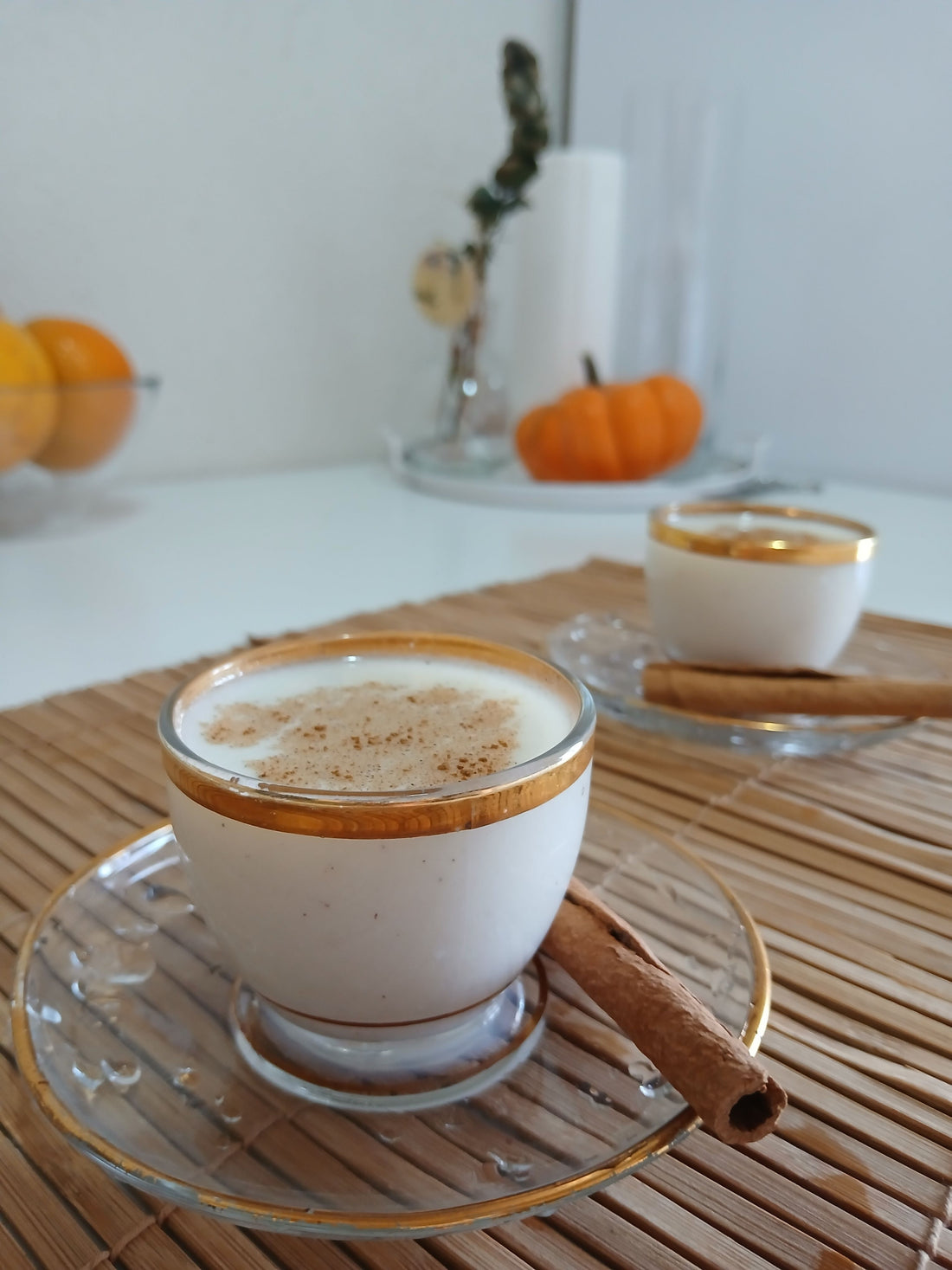 Warme koffie met kaneelstokjes, sfeer van Café de Olla