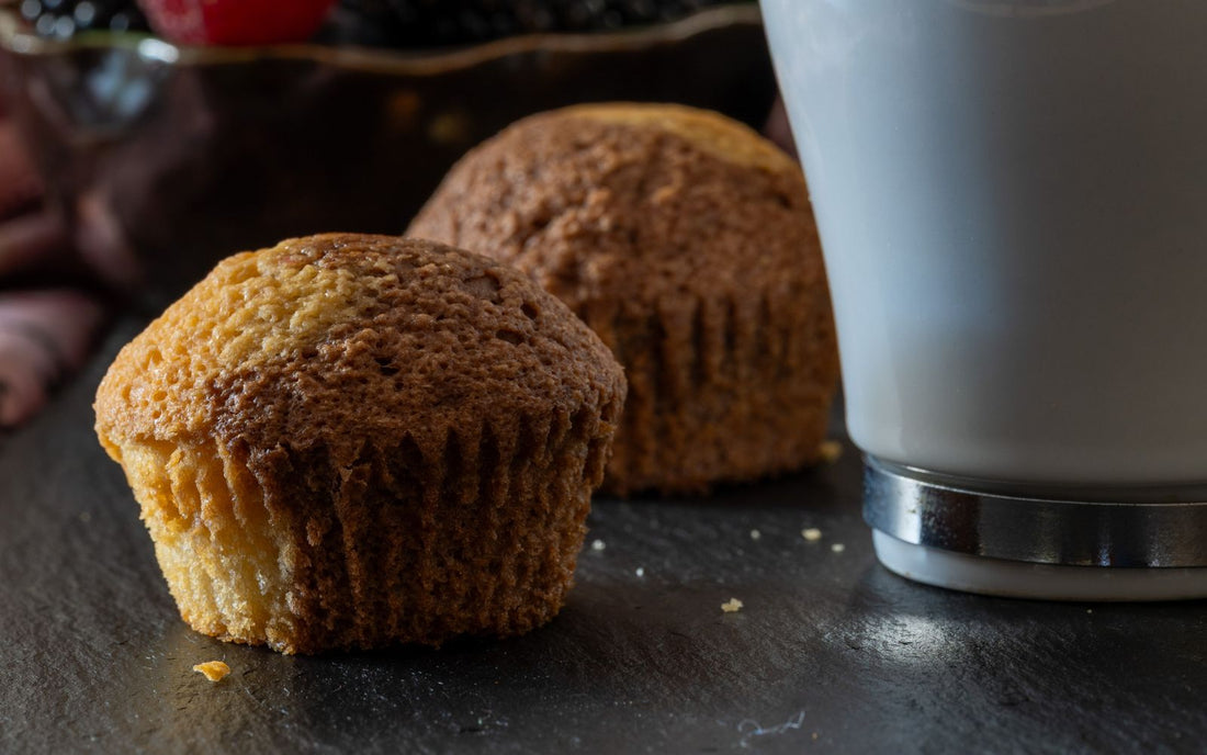 Vers gebakken mokkamuffins op een tafel