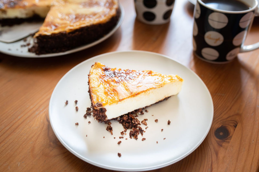 Plakje romige mokka-cheesecake met speculaaskruim op een bord