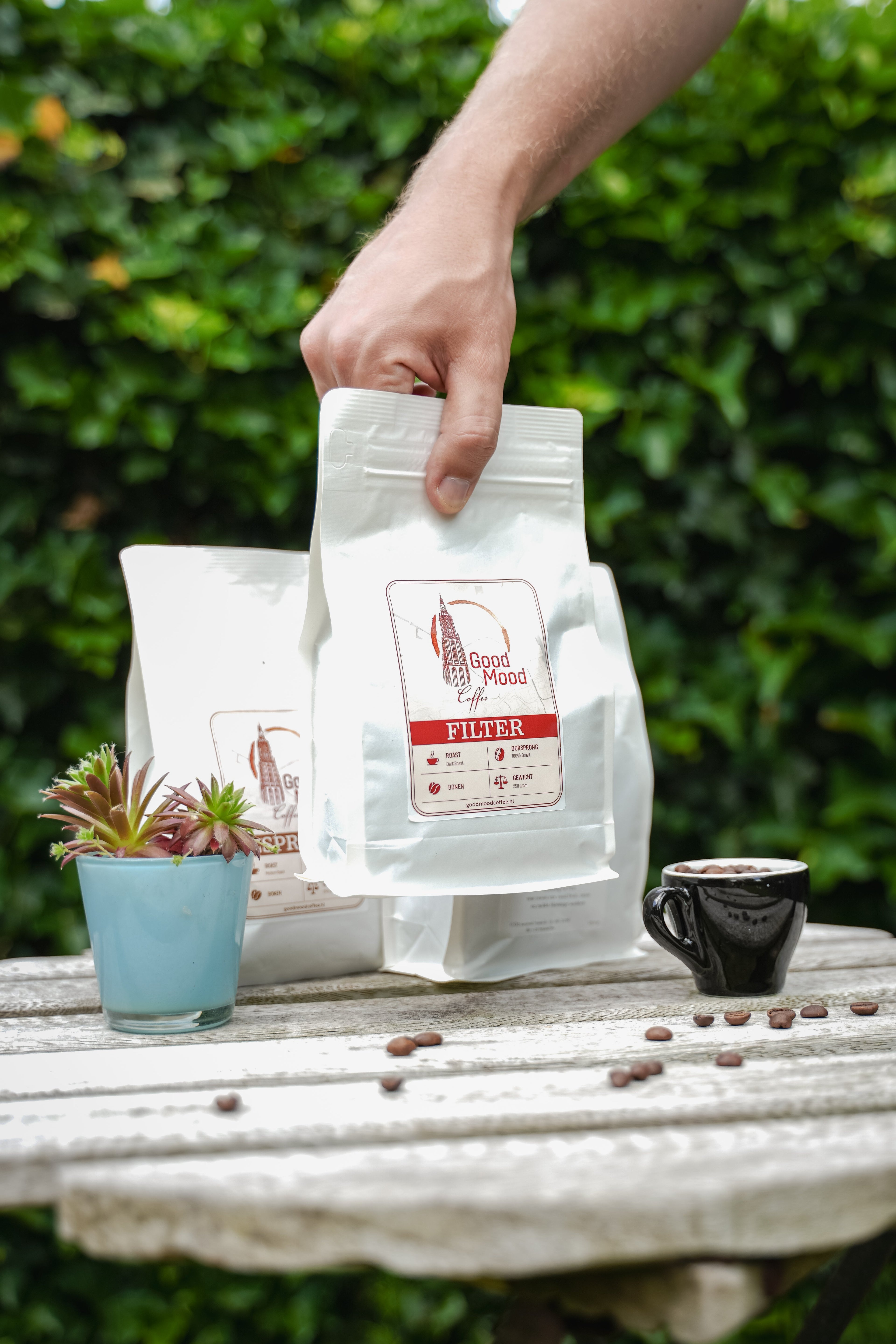 Filter Koffie zak vastgehouden met Espresso Bonen op de achtergrond