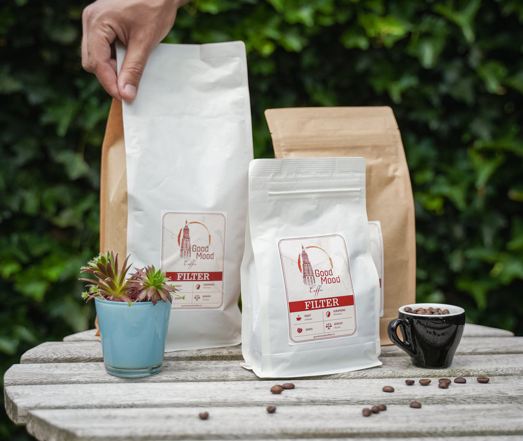 Filter Koffie 250g, 1kg en gemalen naast espressokopje