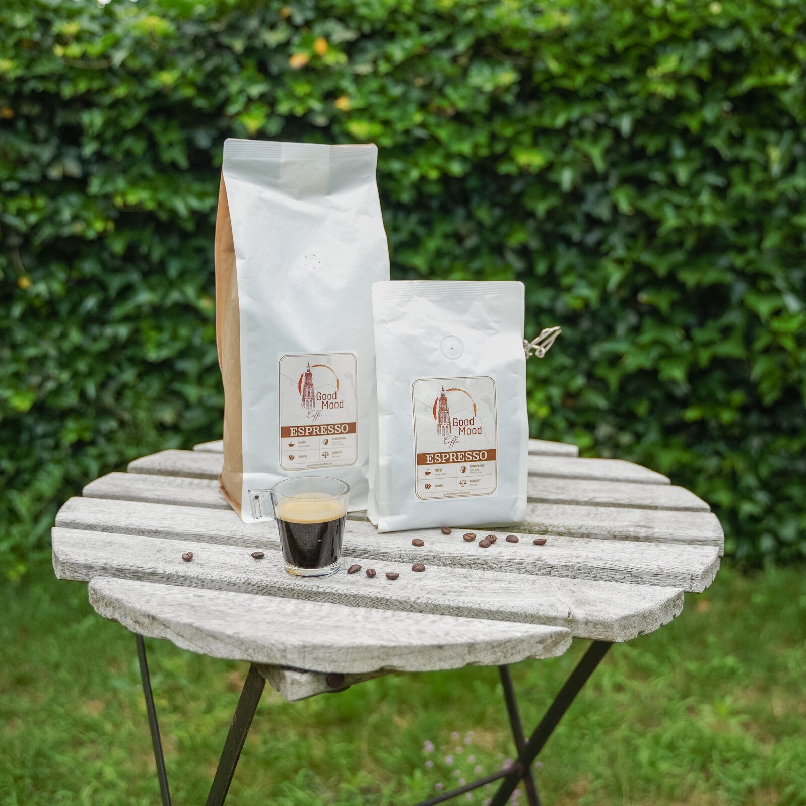 Espresso Bonen naast vetplant en glazen pot koffiebonen