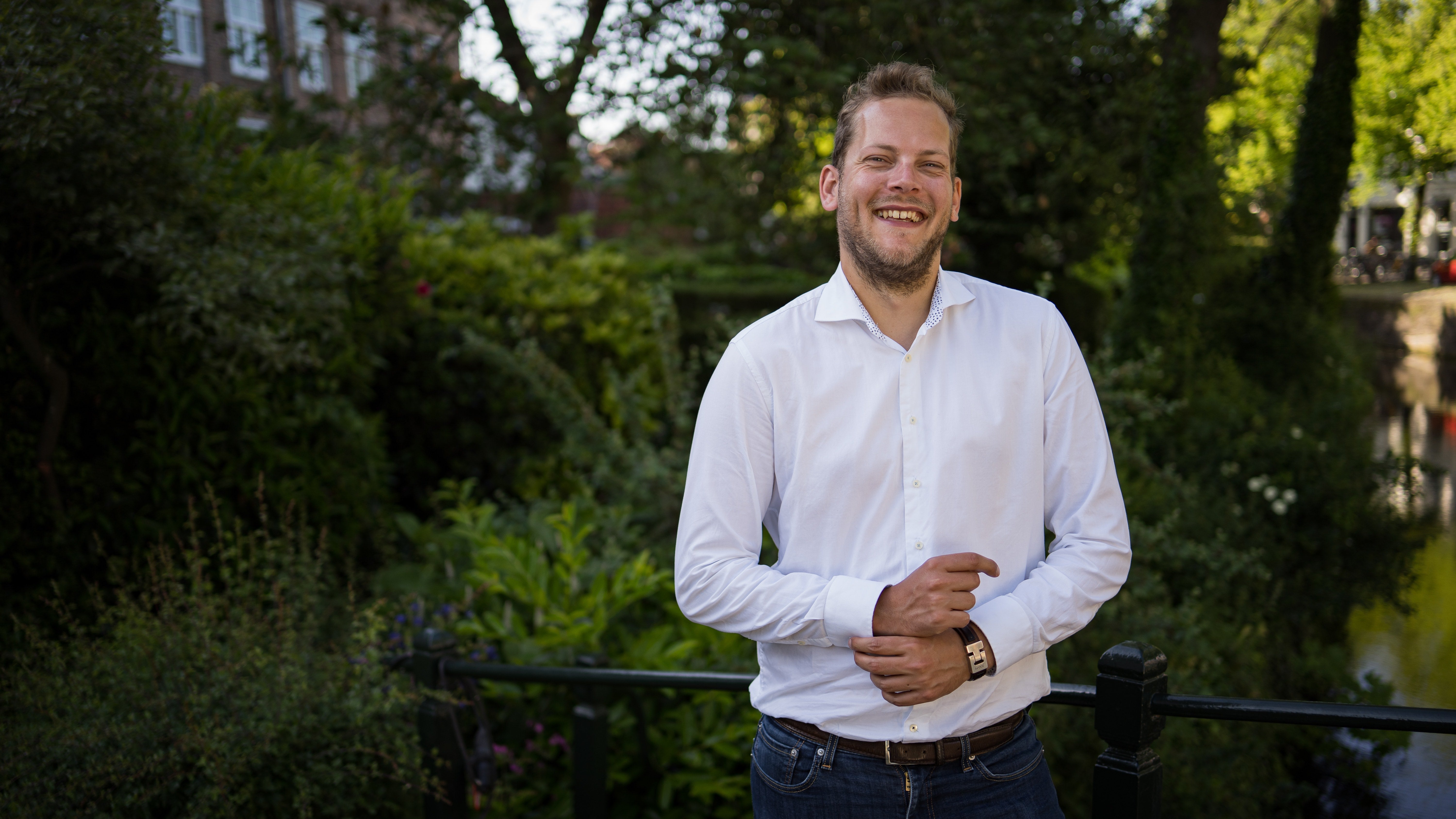 Laszlo, oprichter van Good Mood Coffee, buiten in Amersfoort