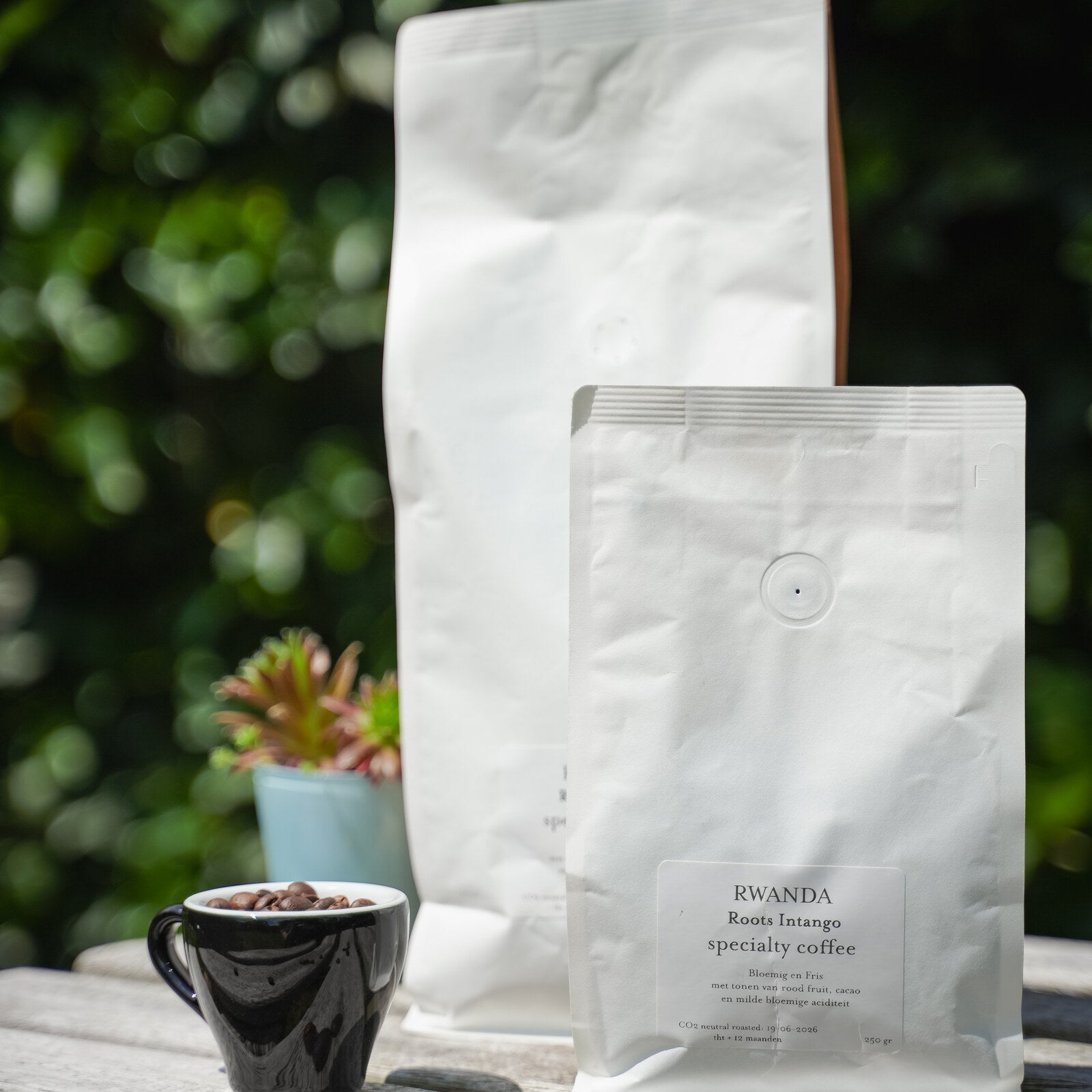 Wisselende Special Rwanda 250g en 1kg naast elkaar