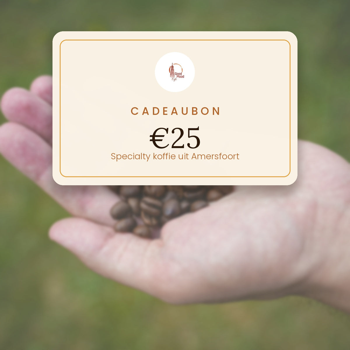 Cadeaubon van 25 euro van Good Mood Coffee, met daaronder een hand vol vers gebrande koffiebonen